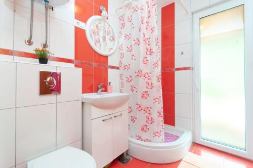 a bathroom with a toilet sink and a shower at Holiday House Therapy in Omiš