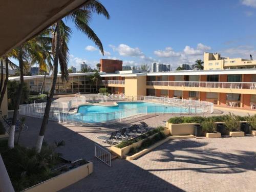 - Vistas a la piscina de un hotel en Sahara Beach Club en Miami Beach