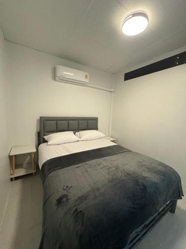 a bedroom with a large bed in a room at Hornbills Garden in Khlaung Phai Bae