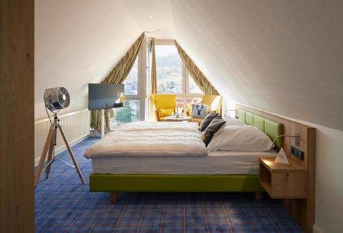a bedroom with a bed with a lamp and a window at Waldhotel Bärenstein in Horn-Bad Meinberg
