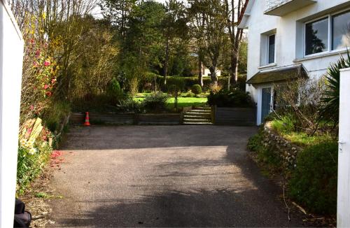 a driveway in front of a house with a yard at ST MARTIN PLAGE in Saint-Martin-Plage