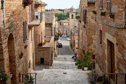 an alley way between buildings in an old town at Casa GAH Ripatransone Suite nel Borgo tra Mare e Calanchi in Ripatransone