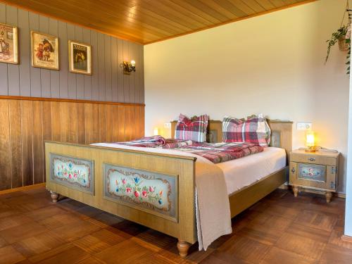 a bedroom with a bed in a room at Einfach bei uns in Fresach