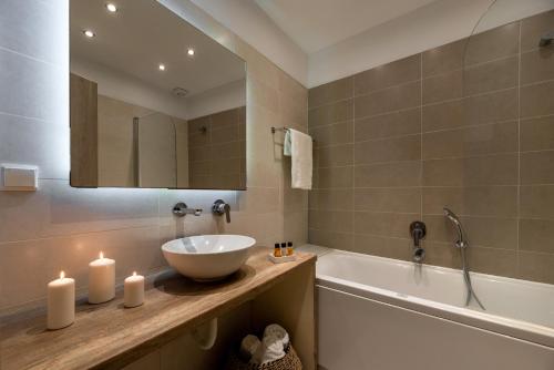 a bathroom with a bowl sink and a bath tub at Evnia apartments in Vóthon