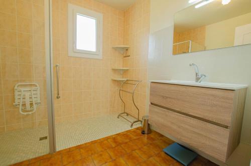 a bathroom with a sink and a shower at Le marguette in Poivres