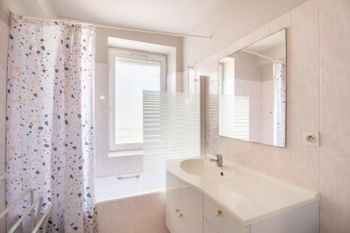 a bathroom with a sink and a mirror at Les Géraniums - Maison avec terrasse - Baden in Baden