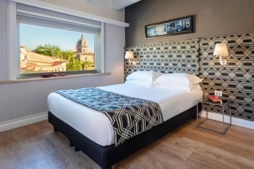 a bedroom with a large bed and a window at Hotel La Rovere in Rome