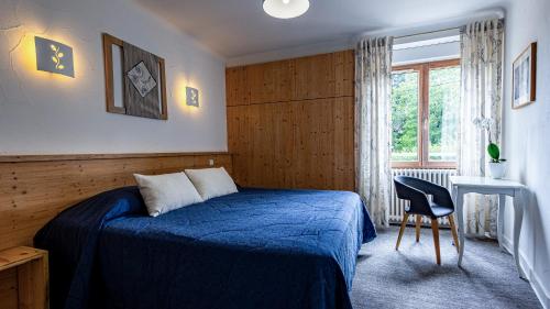 ein Schlafzimmer mit Bett, Schreibtisch und Fenster in der Unterkunft Hostellerie Saint Germain in Saint-Germain-lès-Arlay