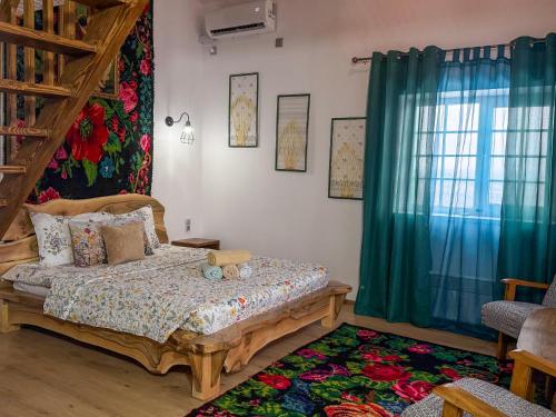 ein Schlafzimmer mit einem Bett, auf dem ein Teddybär liegt in der Unterkunft La Badea Mircea in Soroca