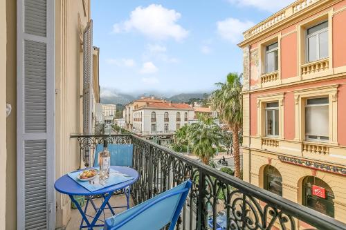 The Menton Townhouse with Balcony - Happy Rentals