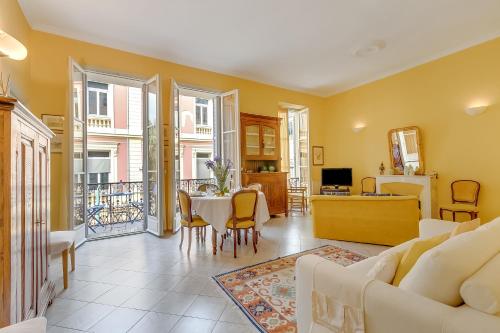 The Menton Townhouse with Balcony - Happy Rentals