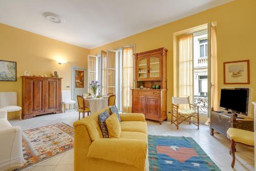 The Menton Townhouse with Balcony - Happy Rentals
