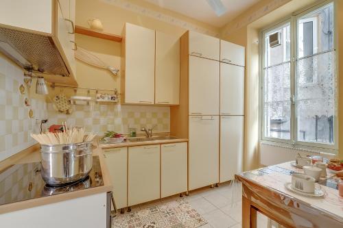 The Menton Townhouse with Balcony - Happy Rentals