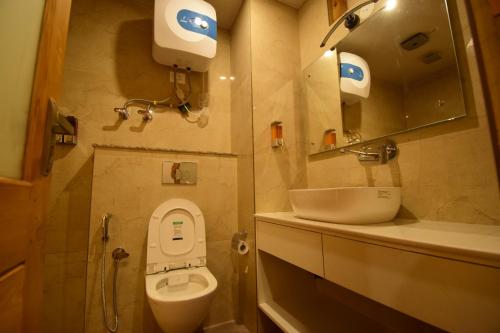 a small bathroom with a toilet and a sink at Private Villa Alpine Escape 6BHK in Manāli