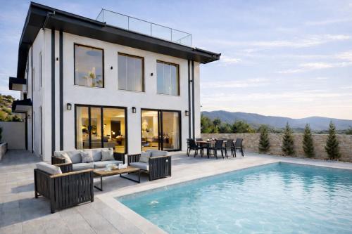 Elizabella Villa Luxury Spa Retreat in Nature with Heated Pool and Sauna