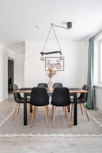 a dining room with a table and chairs at Spacious Downtown Apt with Balcony - Hosts 10 in Tampere