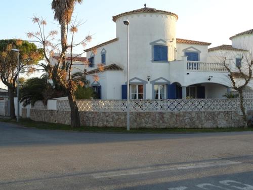 4-bedroom villa with private pool, AC, close to beach, linen included