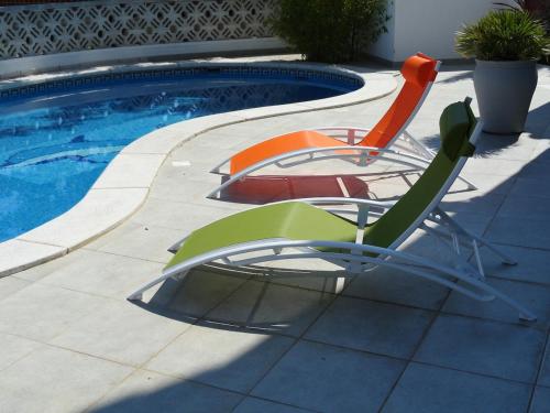 4-bedroom villa with private pool, AC, close to beach, linen included