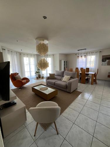 4-bedroom villa with private pool, AC, close to beach, linen included