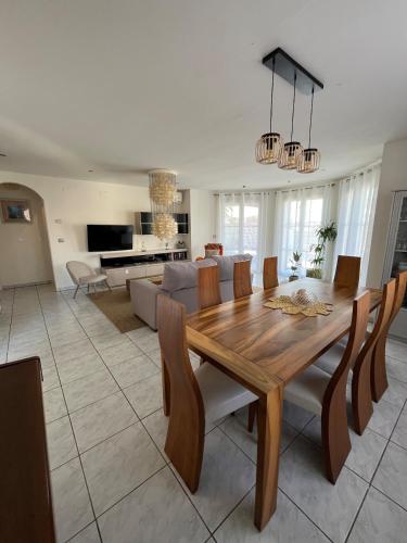 4-bedroom villa with private pool, AC, close to beach, linen included