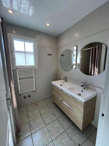 4-bedroom villa with private pool, AC, close to beach, linen included