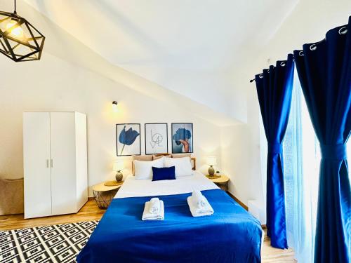 ein Schlafzimmer mit einem blauen Bett und blauen Vorhängen in der Unterkunft Villa Blanca - Risan in Risan