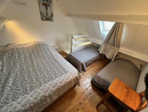 a bedroom with a bunk bed and a chair at Ty Bihan plage 4p in Carnac