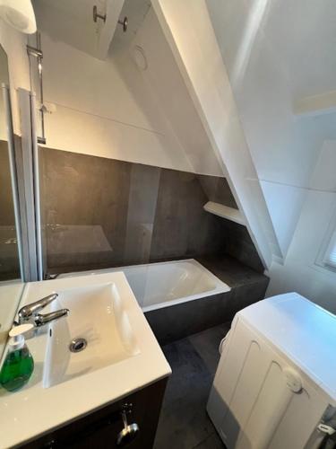 a bathroom with a sink and a bath tub at Ty Bihan plage 4p in Carnac