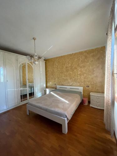 a bedroom with a bed in a room at Casa Rustica - Camere in Torri di Quartesolo
