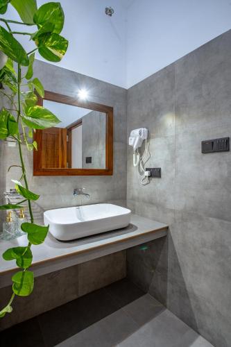 a bathroom with a sink and a mirror at Meys Hiriketiya in Dickwella