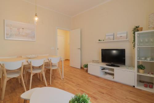 C102 - Huge and Stylish 5 Bedroom by the Center