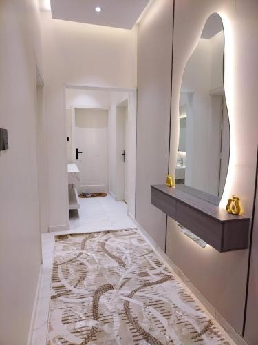 a hallway with a mirror and a marble floor at لافيرا هاوس in Taif