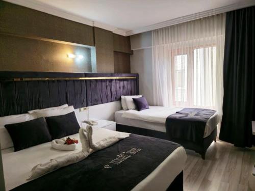 a hotel room with two beds at Hotel Yılmazel in Gaziantep