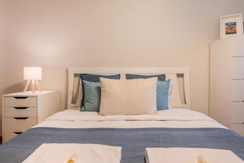Spacious Seafront Residence - Family Friendly