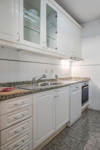 Spacious Seafront Residence - Family Friendly