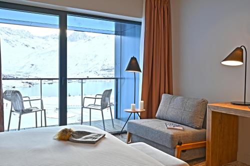 ein Schlafzimmer mit Bett und Bergblick in der Unterkunft Hôtel VoulezVous by Les Etincelles in Tignes