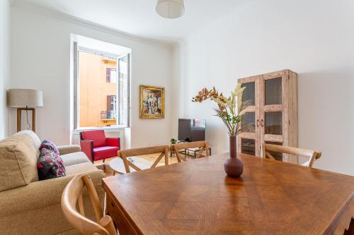 iFlat Classic roman palazzo Fons Trevi A15
