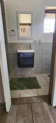 a bathroom with a sink and a green rug at Westbrook Hideaway in Westbrook