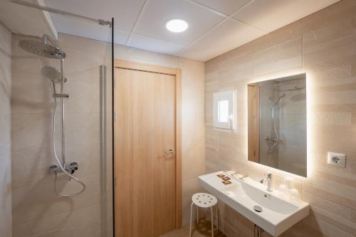 a bathroom with a sink and a shower at Hotel BH Los Ángeles in Benidorm