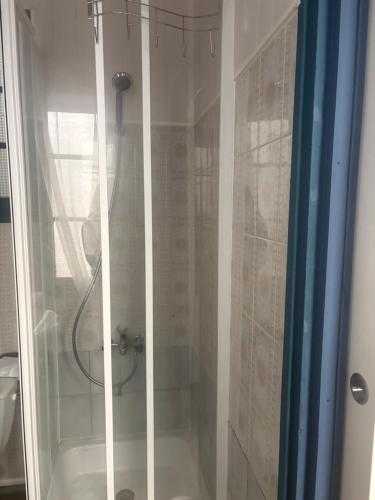 a shower with a glass door in a bathroom at Maison confort ombragé 2 chambres in Amélie-les-Bains-Palalda