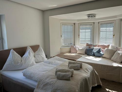 two beds sitting next to each other in a room at Wellness Apartment Ilse - Apartment mit eigenem Spa in Thaur