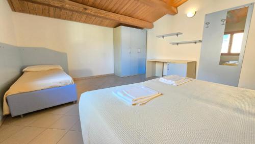 a bedroom with two beds with towels on them at La Nocina in Raggio