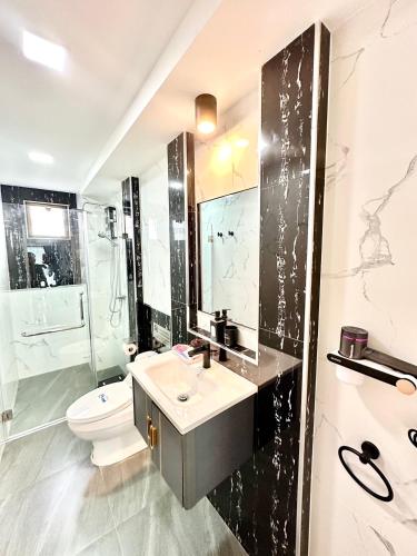 a bathroom with a sink and a toilet and a shower at VIRAPLACe2# in Pattaya
