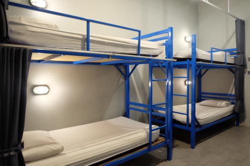 Postel nebo postele na pokoji v ubytování Loftel Station Hostel