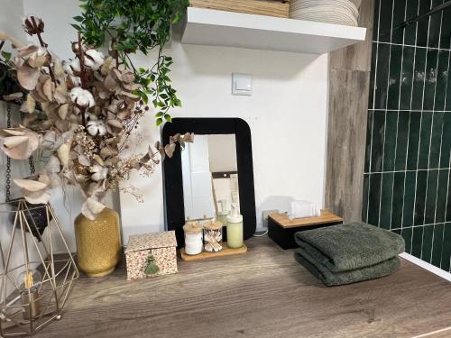 a room with a mirror and vases on the floor at Le Cottage des Chalands - classé 3 étoiles in Saint-Georges-sur-Cher