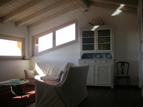 salon z kanapą i stołem w obiekcie Villa Susina Casa Vacanze w mieście Toscolano Maderno