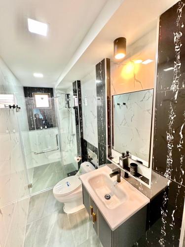 a bathroom with a sink and a toilet and a shower at VIRAPLACe3# in Pattaya