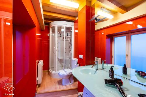 a bathroom with a shower and a sink and a toilet at EDIFICIO Aire Morito Rozando las Agujas de la Catedral de Burgos in Burgos