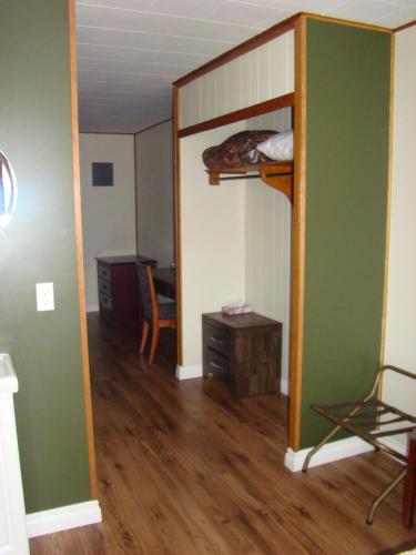 a room with a room with a bunk bed and a table at Paddock Inn in Coleman