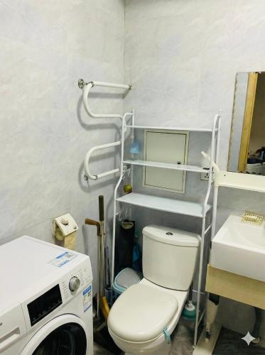 un bagno con WC e lavatrice di Sky apartment-2 a Ulaanbaatar